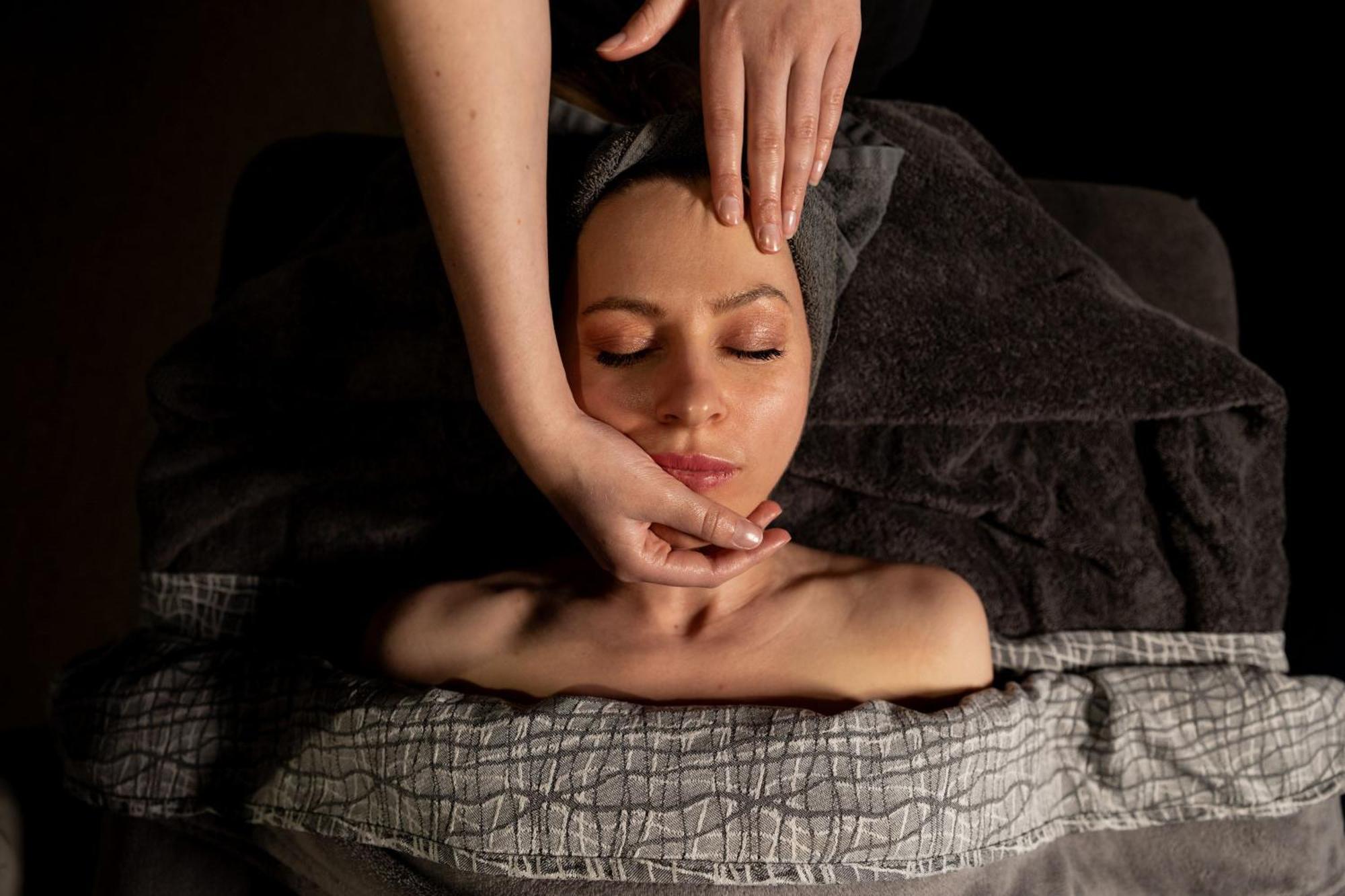 Готель Peppers Silo Лонсестон Екстер'єр фото A woman receiving a facial massage