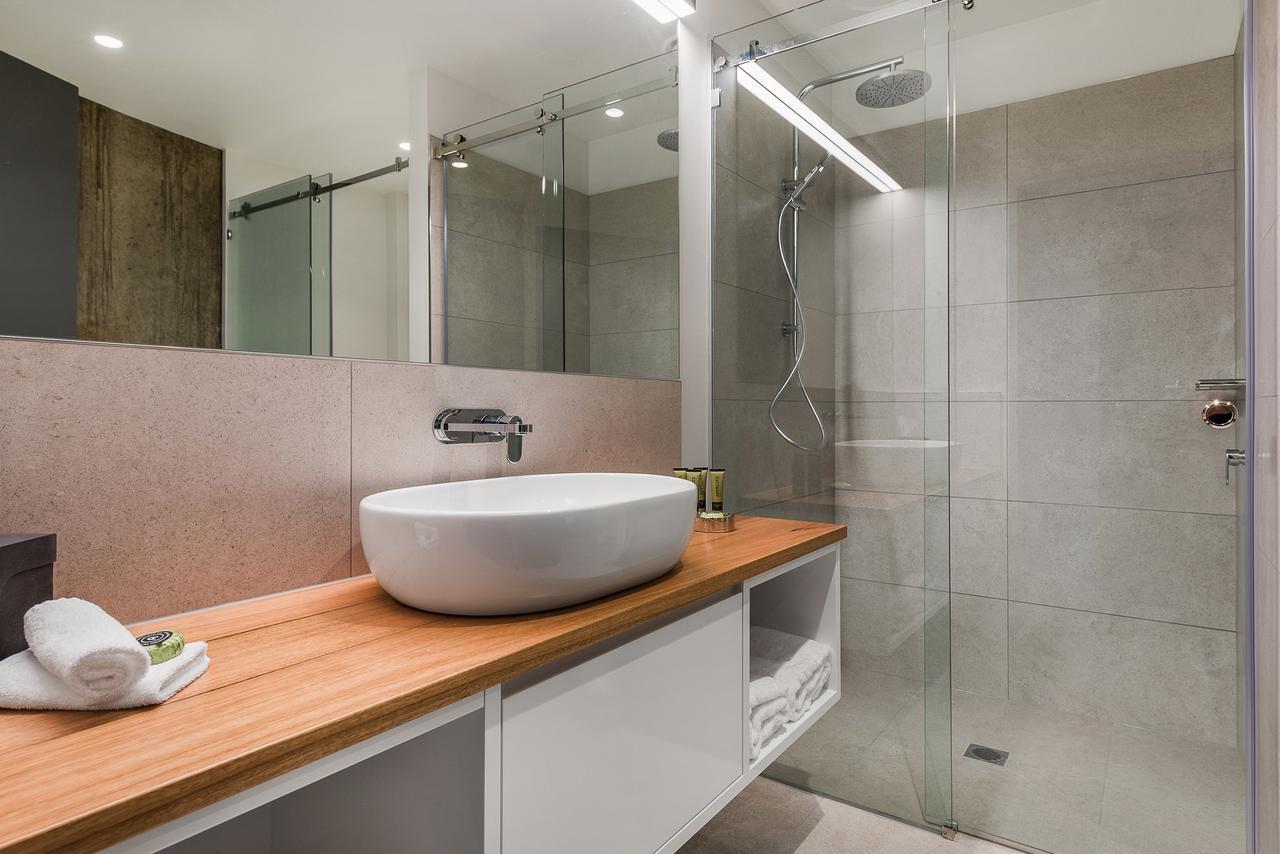 Готель Peppers Silo Лонсестон Екстер'єр фото A modern bathroom with a shower enclosure